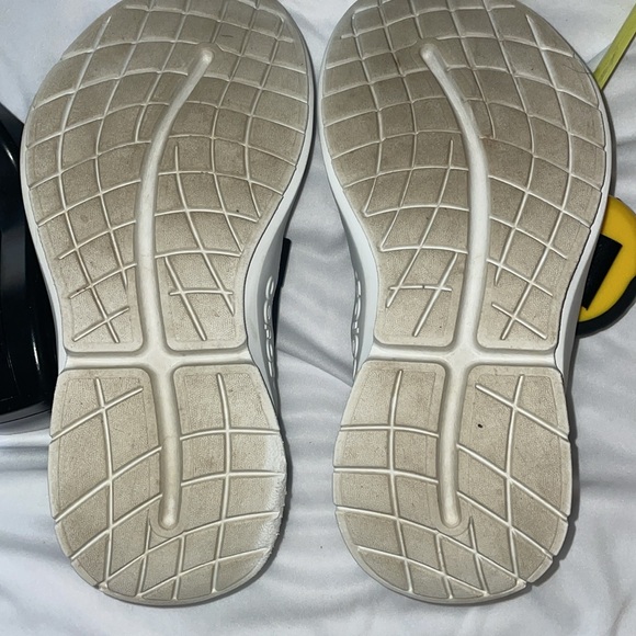 Men’s 00FOS shoes size 9, black with lime green detailing. - Picture 6 of 8